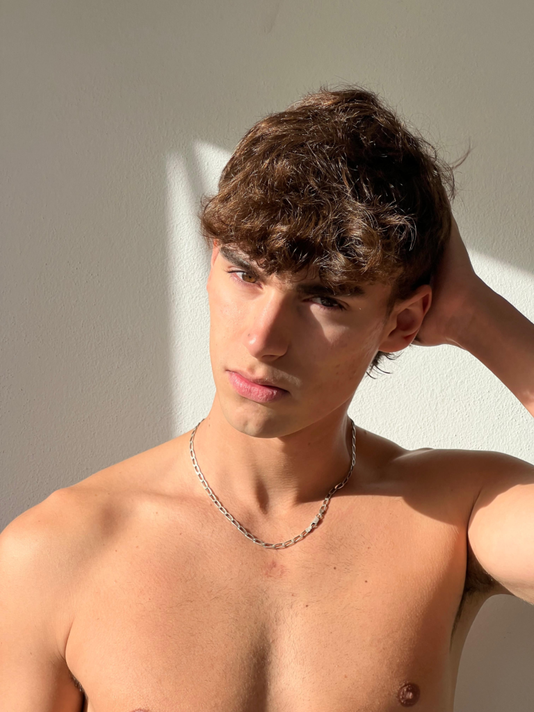 Retrato de un joven de pelo rizado con un collar