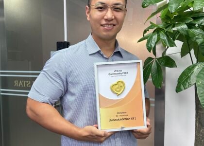 Representante de M STAR AGENCY_ES con el reconocimiento del segundo puesto en Community FEST 2025.