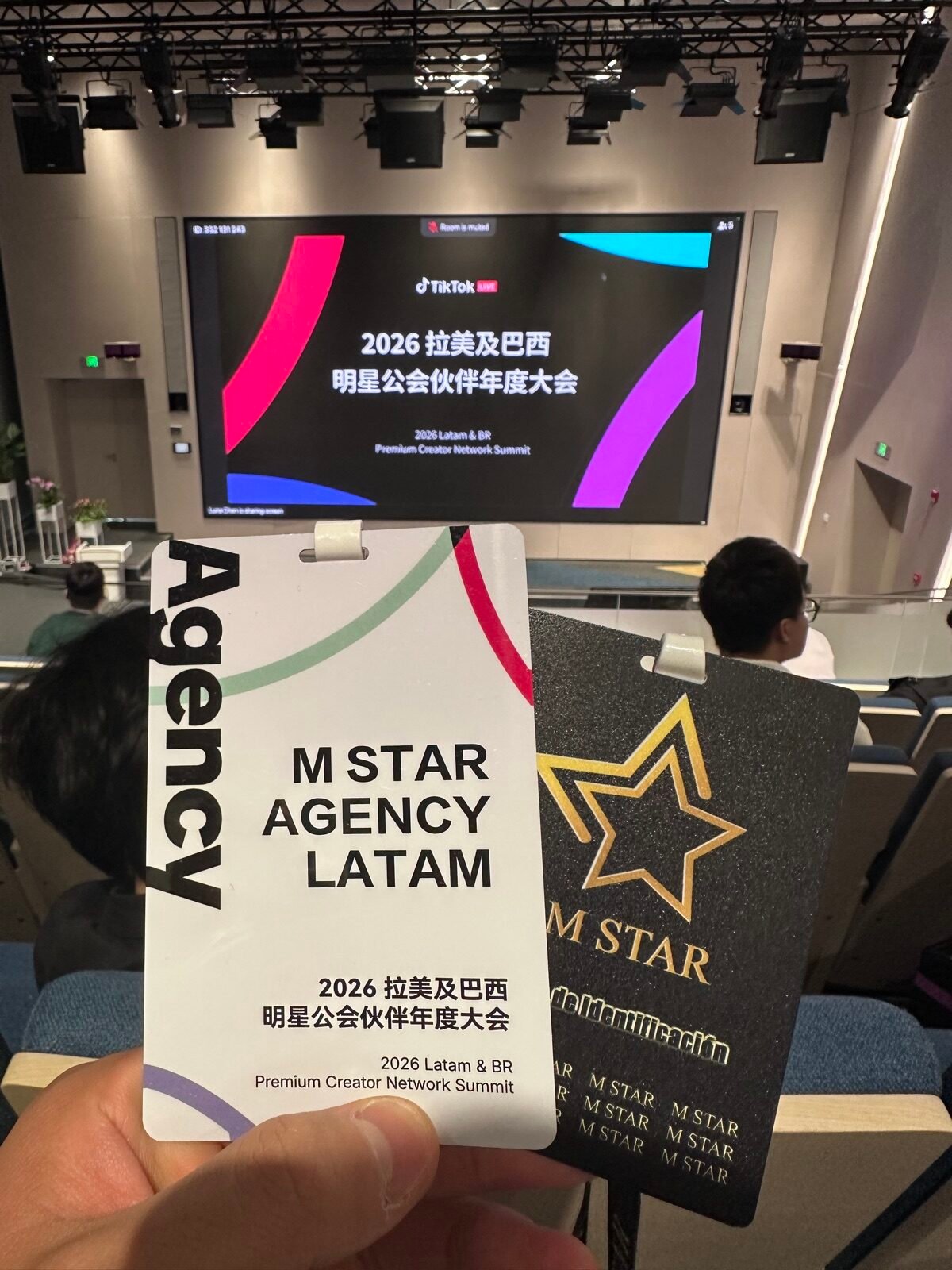 Acreditación de M STAR AGENCY LATAM frente al escenario de la cumbre de TikTok LIVE.