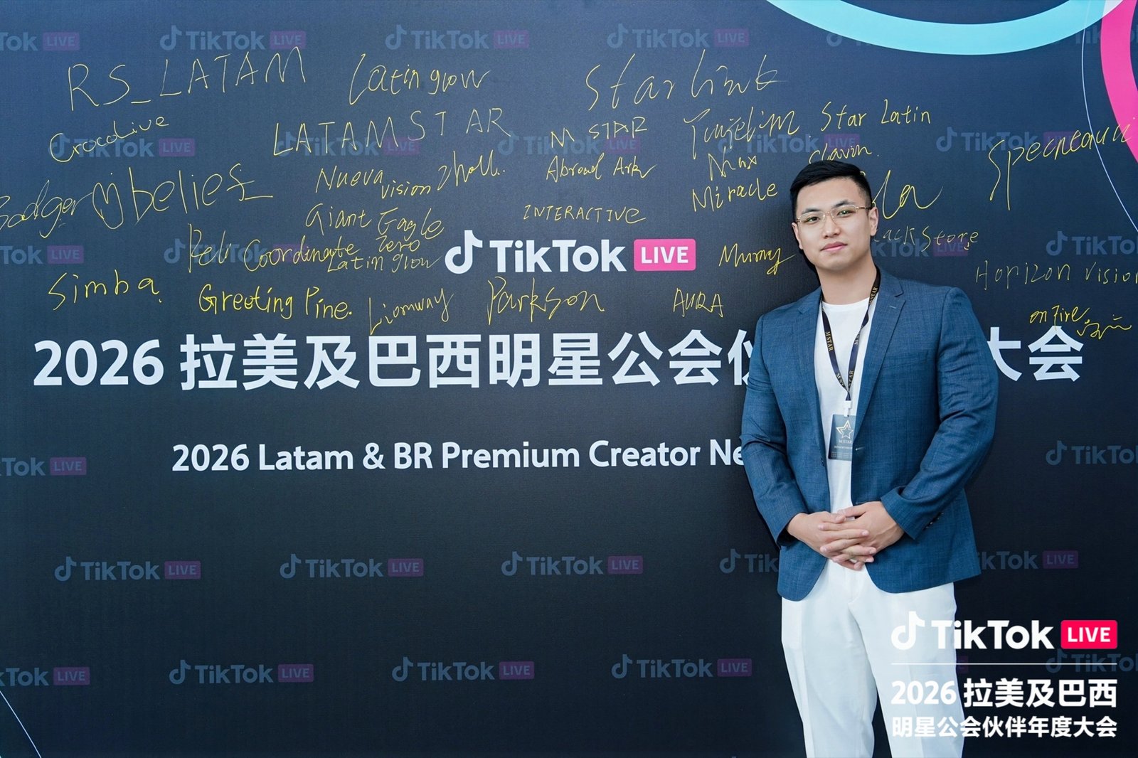 Representante de M STAR AGENCY ante el mural de la Cumbre 2026 de TikTok LIVE.