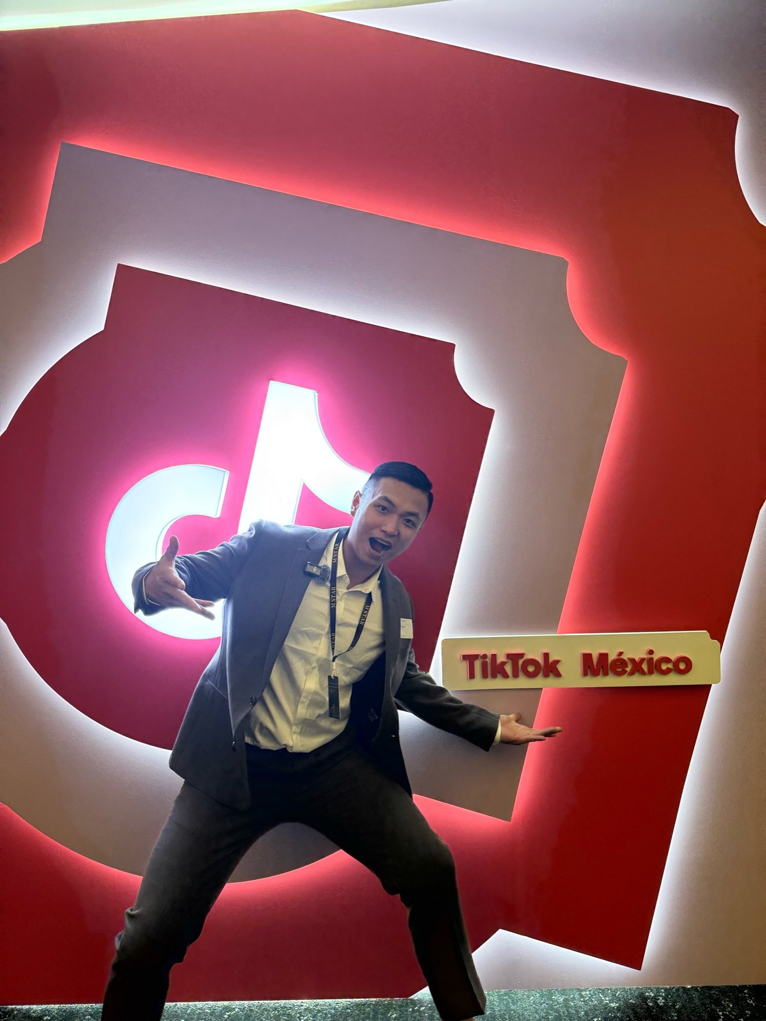 Representante de M STAR AGENCY frente al espacio de TikTok México.