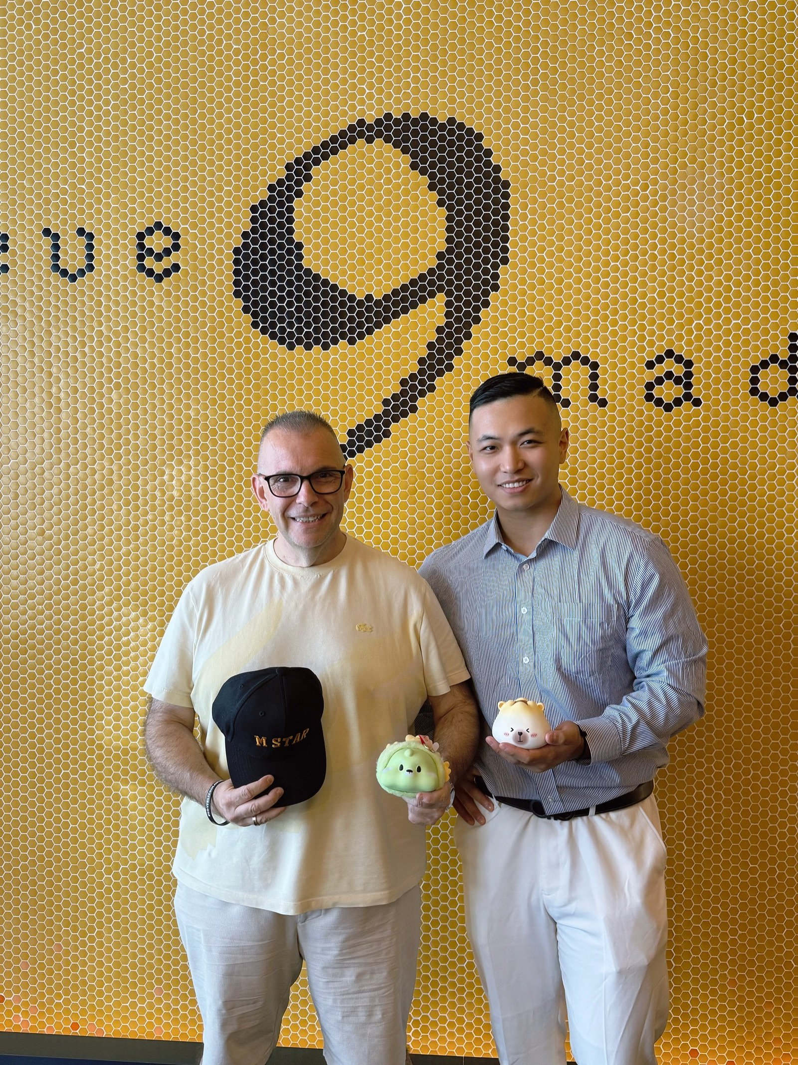 David, fundador de DN7 MUSIC, junto a un representante de M STAR AGENCY en Madrid